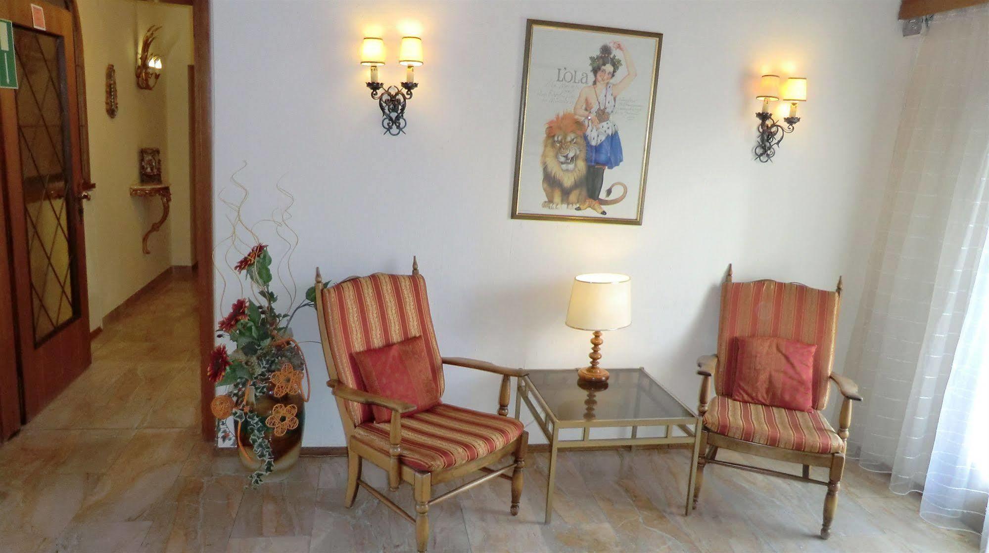 Hotel Simon Ґаутінґ Екстер'єр фото