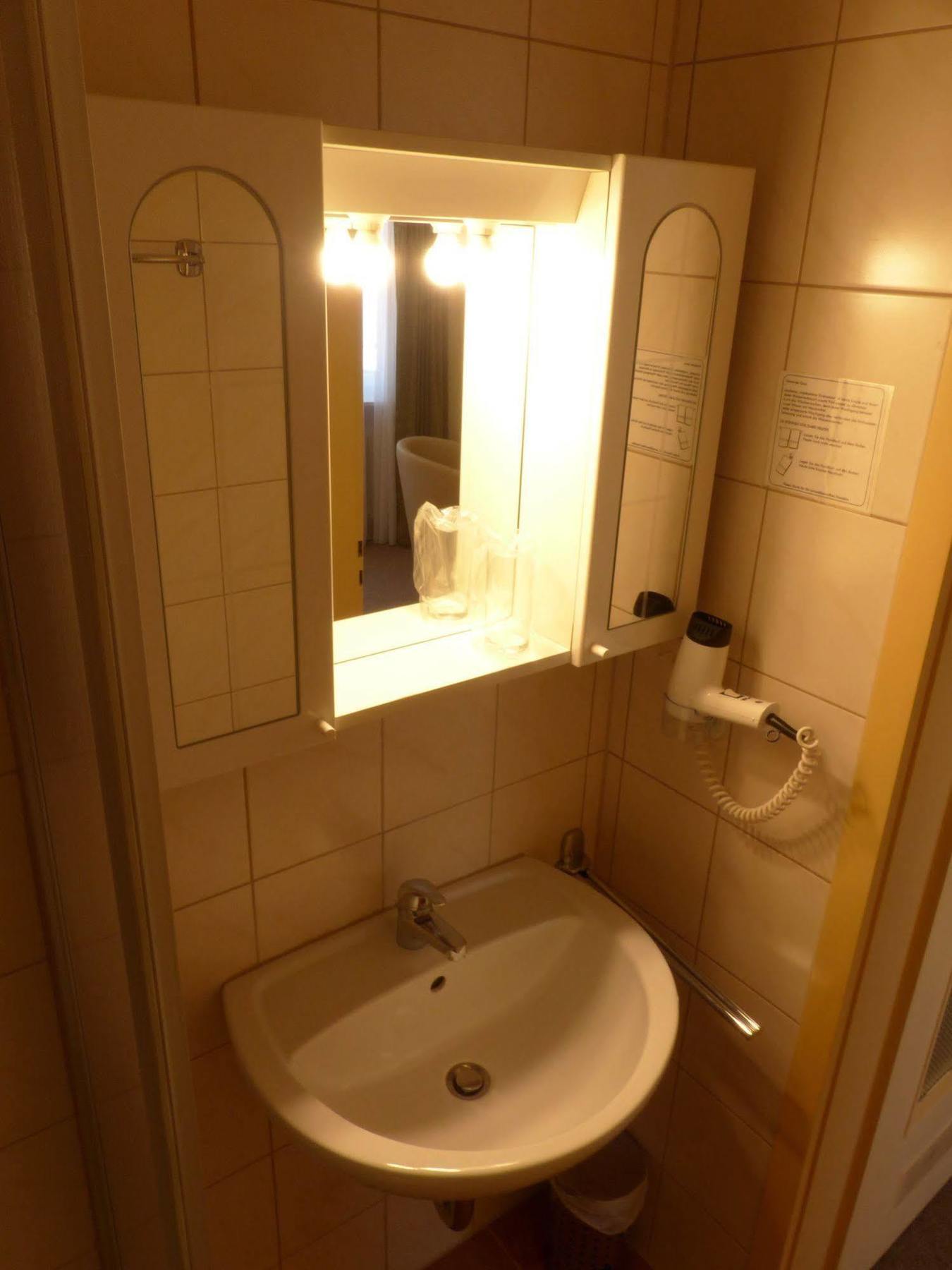 Hotel Simon Ґаутінґ Екстер'єр фото