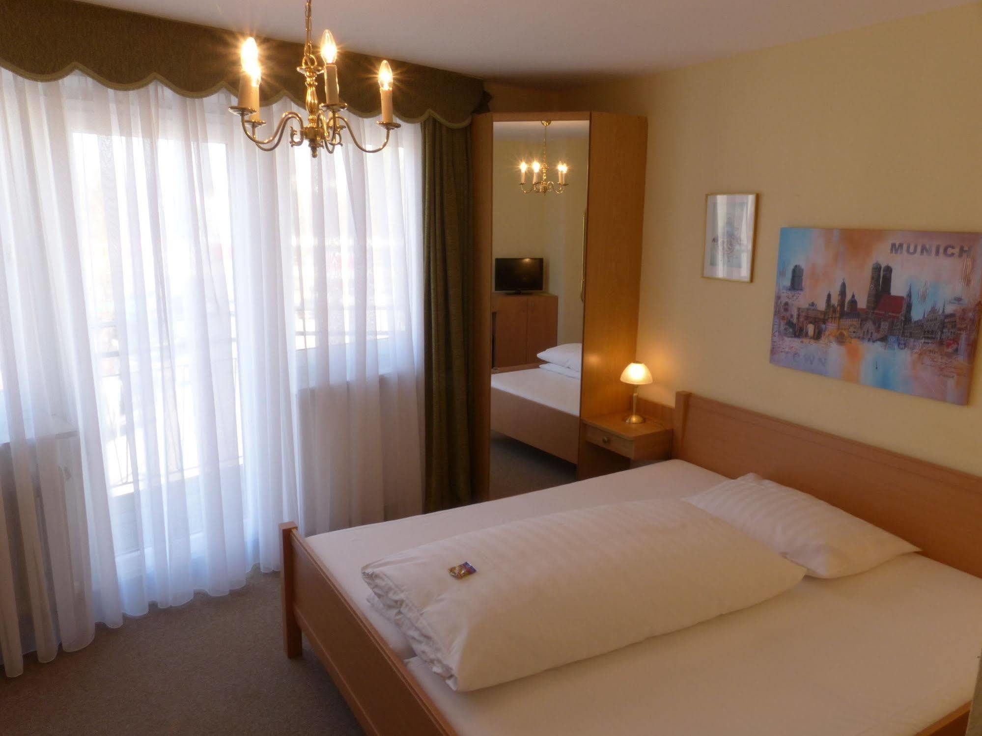 Hotel Simon Ґаутінґ Екстер'єр фото